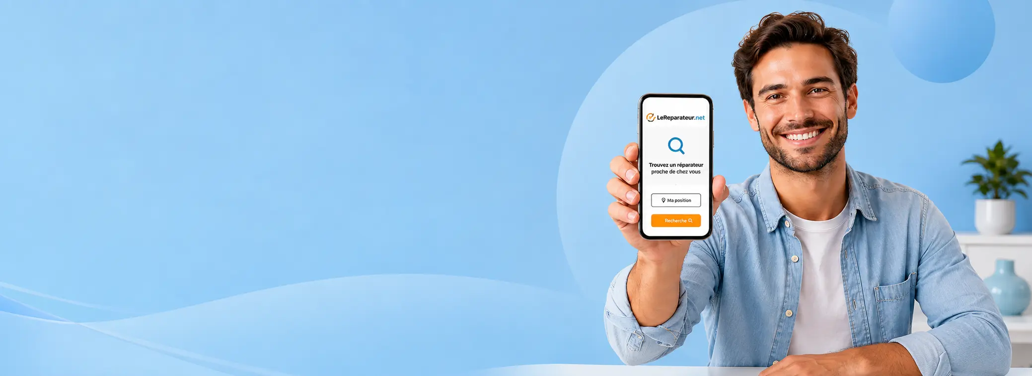 Homme satisfait avec son téléphone réparé